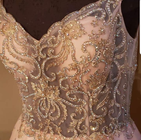 Formal gown - Picture 3 of 4